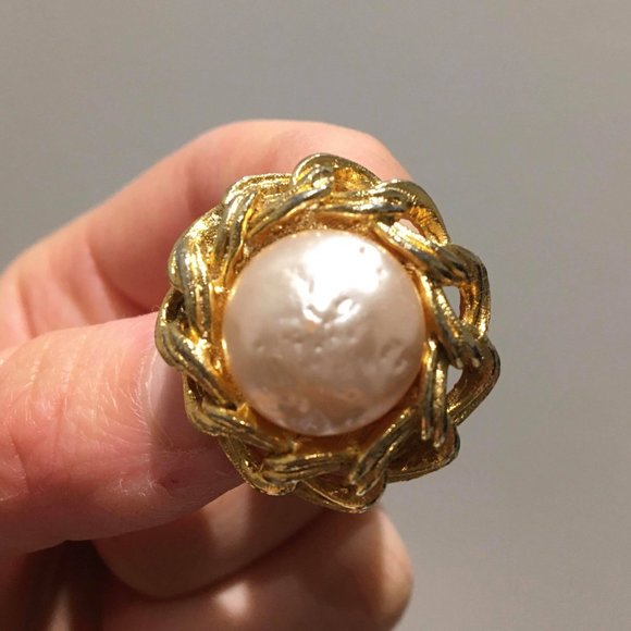 vintage pair of pearl clip on earrings - Picture 2 of 4